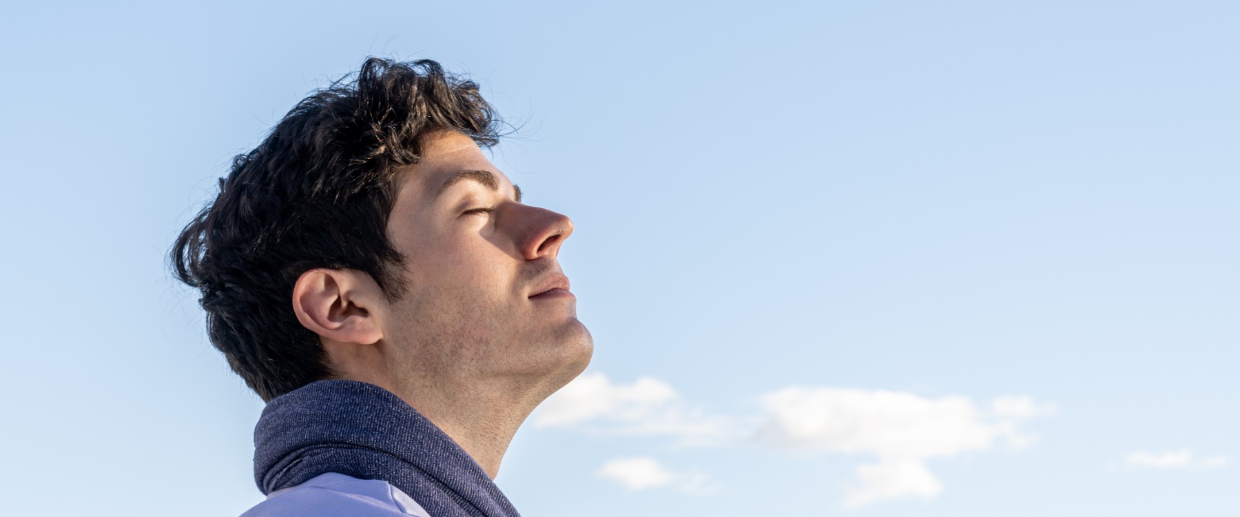 Young guy enjoying the clear sky<br />
